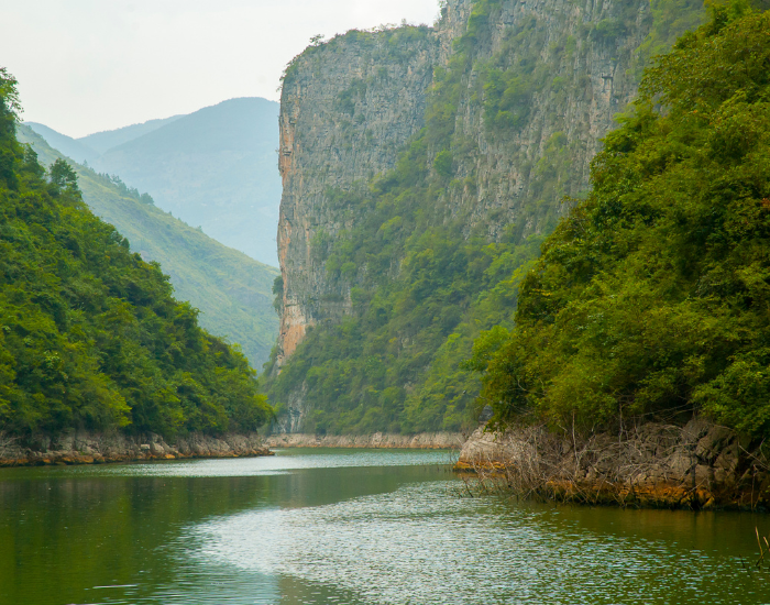 Yangtze-river.webp Yangtze-river from the river perspective with mountains on both sides