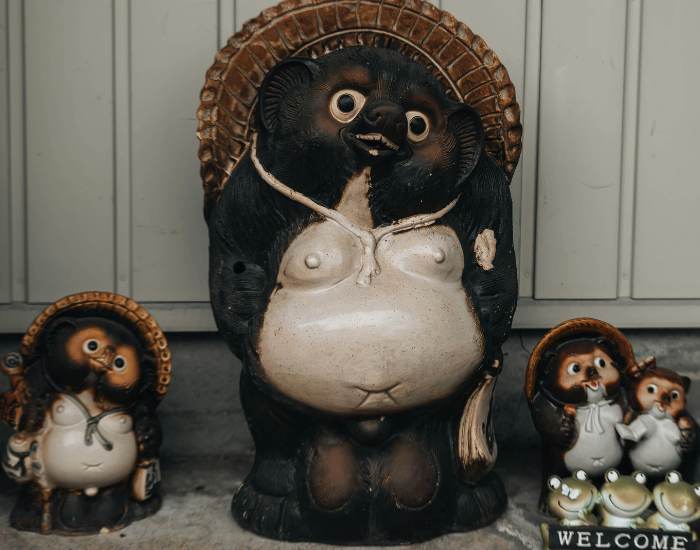 Tanuki-statues.webp group of tanukis statue