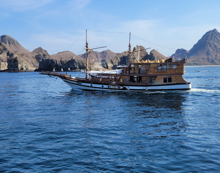 liveboard-komodo-national-park.webp a live board navigating in indonesia