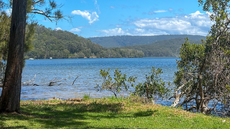 panoramic landscape view o lake side trac